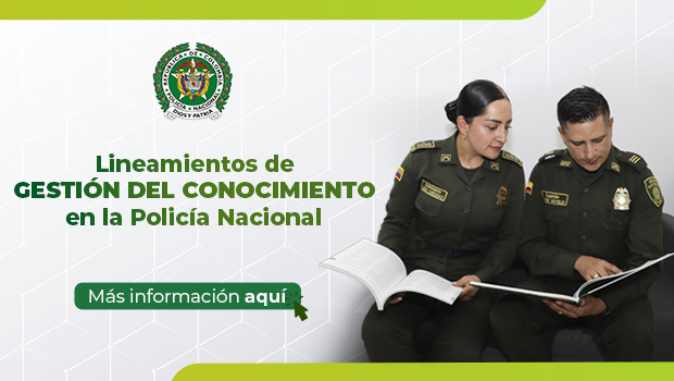 En la imagen se encuentra dos polic&iacute;as leyendo y hay un t&iacute;tulo de los lineamientos de gesti&oacute;n del conocimiento