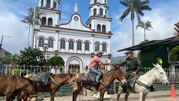 La imagen refleja un breve pero significativo momento de relacionamiento entre la Polic&iacute;a Nacional y la comunidad. A trav&eacute;s de un apret&oacute;n de manos entre un ciudadano montado a caballo y un polic&iacute;a tambi&eacute;n a caballo, se evidencia un gesto de confianza, respeto mutuo y cercan&iacute;a. Este tipo de interacci&oacute;n, aunque corto, simboliza el esfuerzo por construir puentes de comunicaci&oacute;n y colaboraci&oacute;n en contextos rurales, donde la presencia policial cobra un valor comunitario m&aacute;s humano y directo.