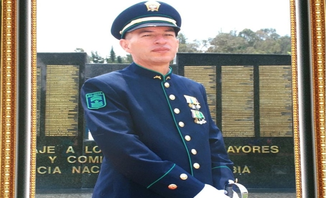 Él, custodio del orden, caminaba con la determinación de quien protege lo que ama