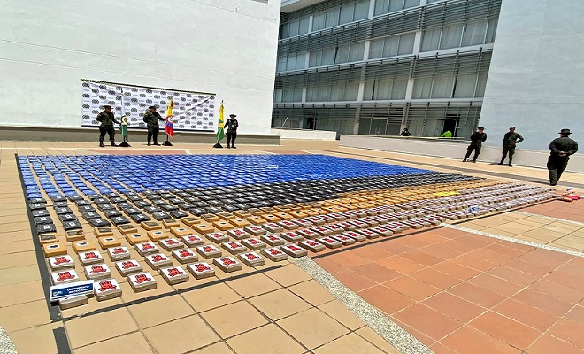 Uniformados con diferentes banderas y paquetes de varios colores que contienen cocaína 