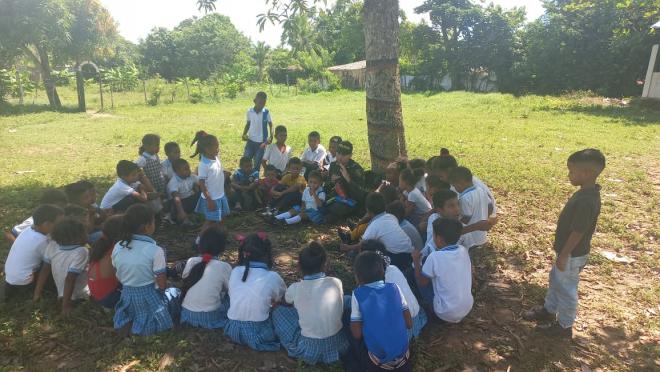 Compartiendo con estudiantes de la institución Educativa de la Torre y Miranda