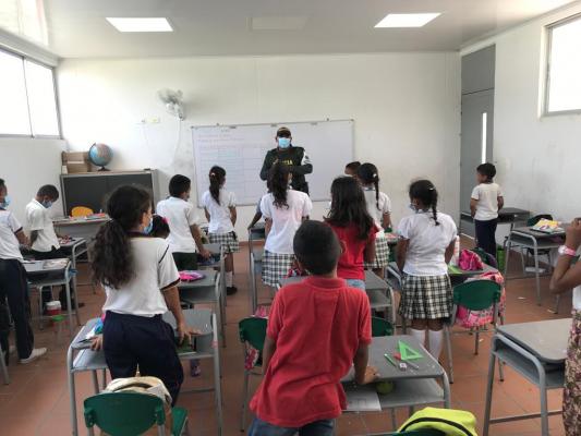 policía con estudiantes