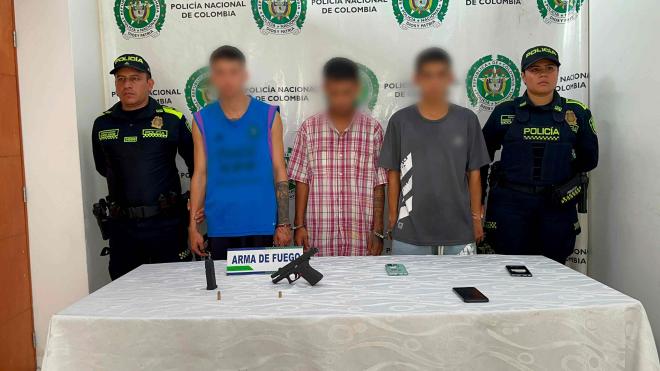 La Policía Nacional capturó a tres hombres en flagrancia y logró la incautación de un arma de fuego en el norte de Bucaramanga