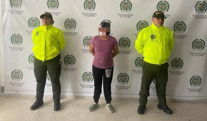 Permitió que el padrastro de su hija le quitara las prendas de vestir y le realizara tocamientos 