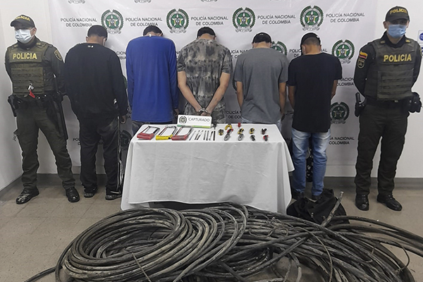 5 personas capturadas-policías custodiando-elementos incautados