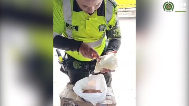 Elementos incautados-policías custodiando