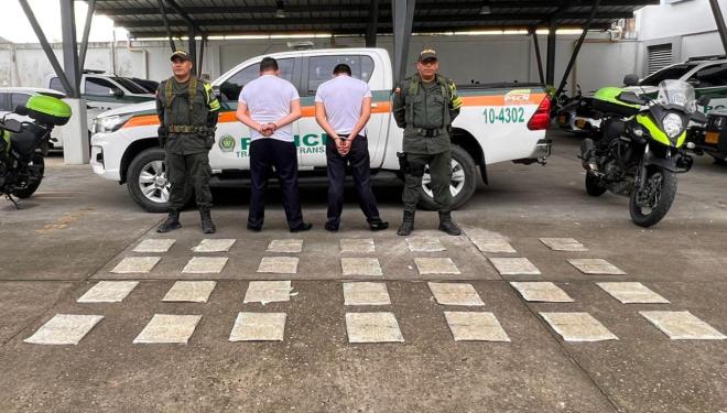 Cargaban cuatro canecas platicas con 15 kilos de estupefacientes