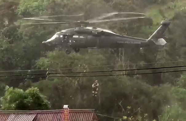Policía coordina rescate de dos personas atrapadas en el río Medellín