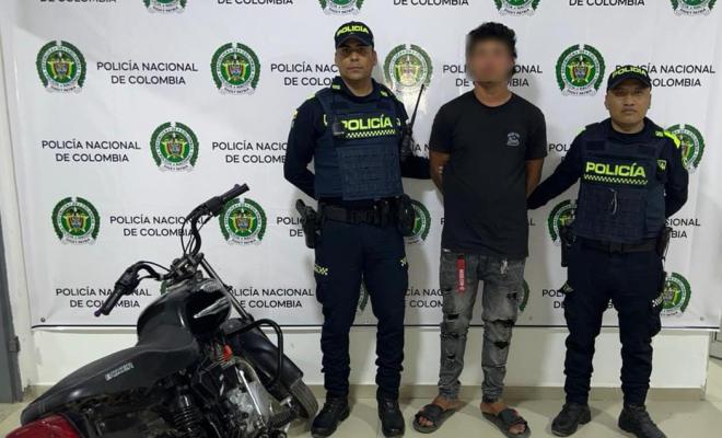Se movilizaba en una motocicleta hurtada