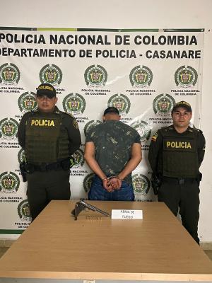 Este sujeto tenía en su poder una pistola con 08 cartucho.