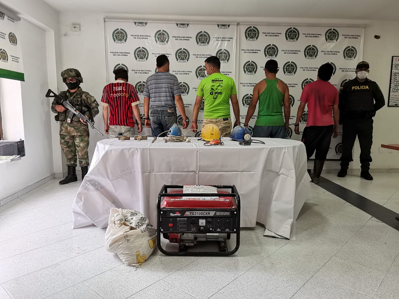 El Departamento de Policía Santander en el marco del Plan Choque “Construyendo Seguridad”, a través del Modelo Nacional de Vigilancia Comunitaria por Cuadrantes, en el desarrollo de actividades de control contra la minería ilegal con apoyo de unidades del Ejército Nacional, dieron un golpe contundente en contra de la minería ilegal, en el sector de la mina conocida como La Perezosita, vereda Angosturas, municipio de California, donde se realizó la captura de 11 personas entre los 21 y 38 años, por el delito