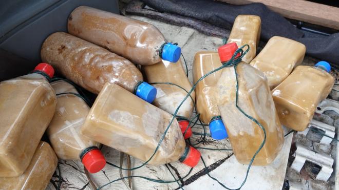 droga en el tanque de la gasolina del vehículo