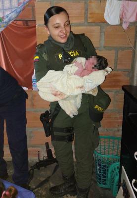 Policía atiende un parto 