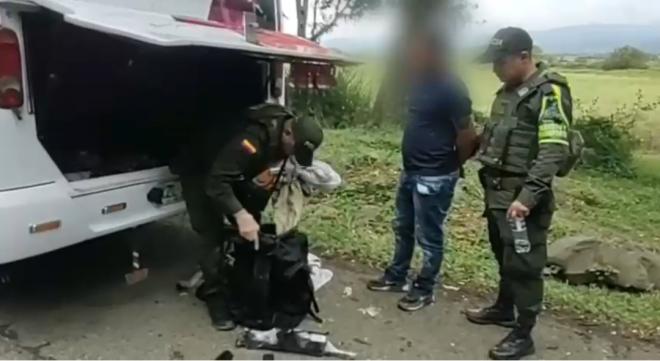 Armamento iba oculto en la bodega del bus ocultos en una maleta