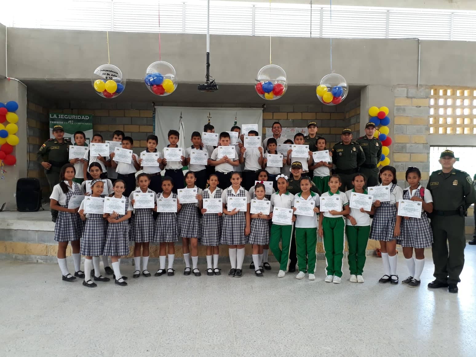  182_ninos_graduados_en_baraya