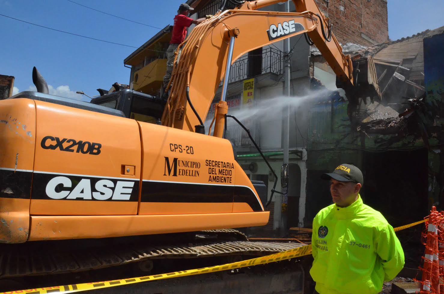 Demoliciones en el centro de Medellín de inmuebles que antes eran plazas de vicio