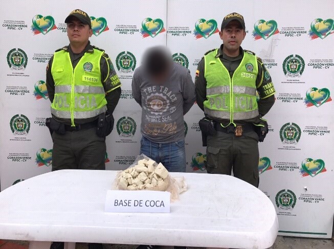 El alijo iba camuflado en una bolsa de alimentos.