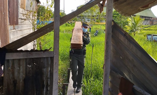 Policía brinda ayuda a familia que lo perdió todo en voraz incendio en Leticia