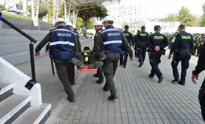 El plan incluyó simulaciones de emergencia con heridos y personas en pánico, permitiendo a los estudiantes poner en práctica sus habilidades en situaciones controladas.