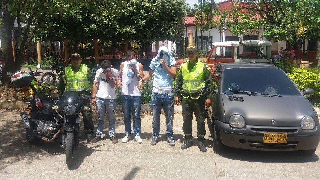 Unidades de vigilancia capturan tres sujetos e incautan un vehículo en el que intentaron huir