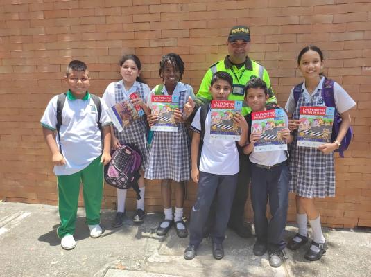 policía nacional realiza campañas de seguridad vial dirigida a estudiantes