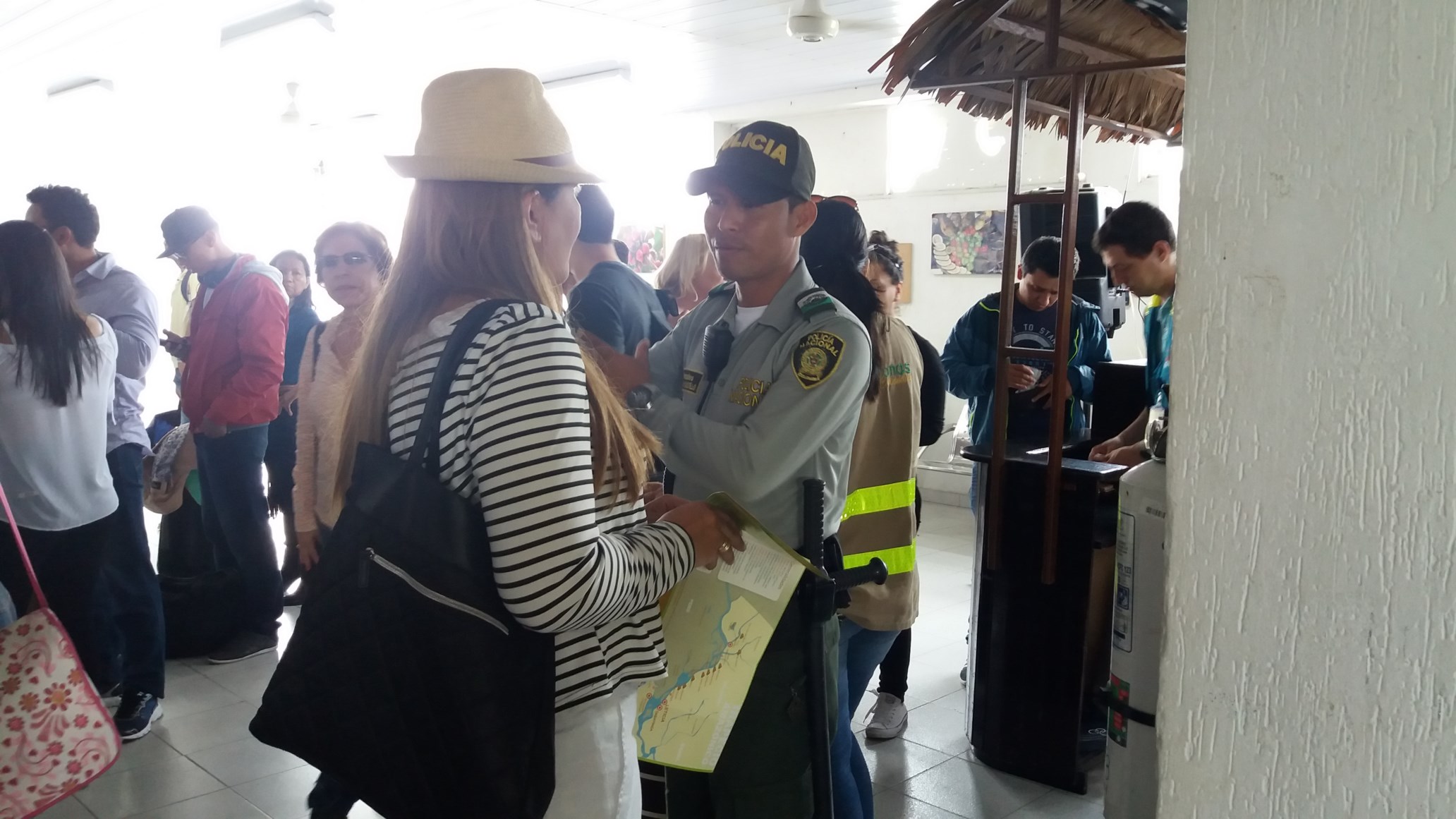 La Policía de Turismo en el Amazonas sensibiliza a la comunidad en víspera de la navidad