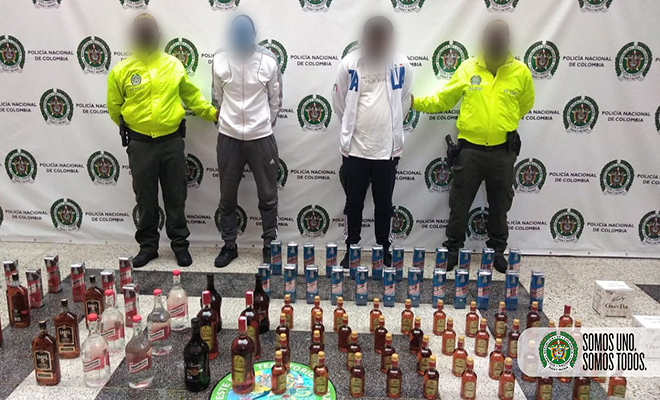 Capturadas dos personas con cerca de 500 botellas de licor adulterado
