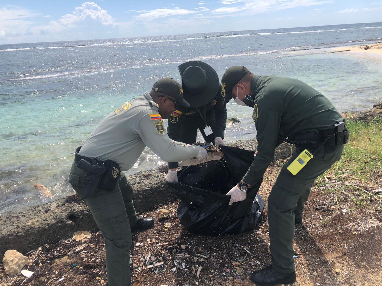 Adelantamos jornada de limpieza  a las playas de Sound Bay