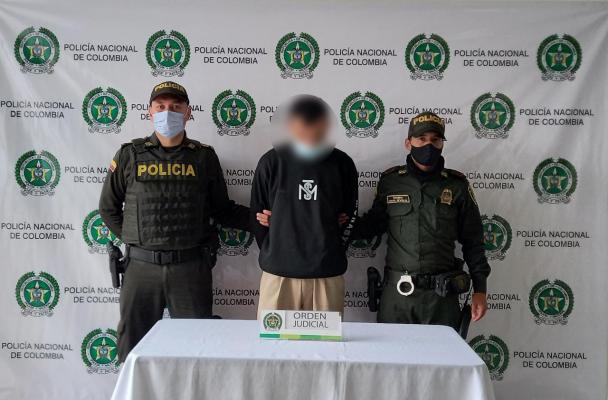 1 persona capturada-policias custodiando