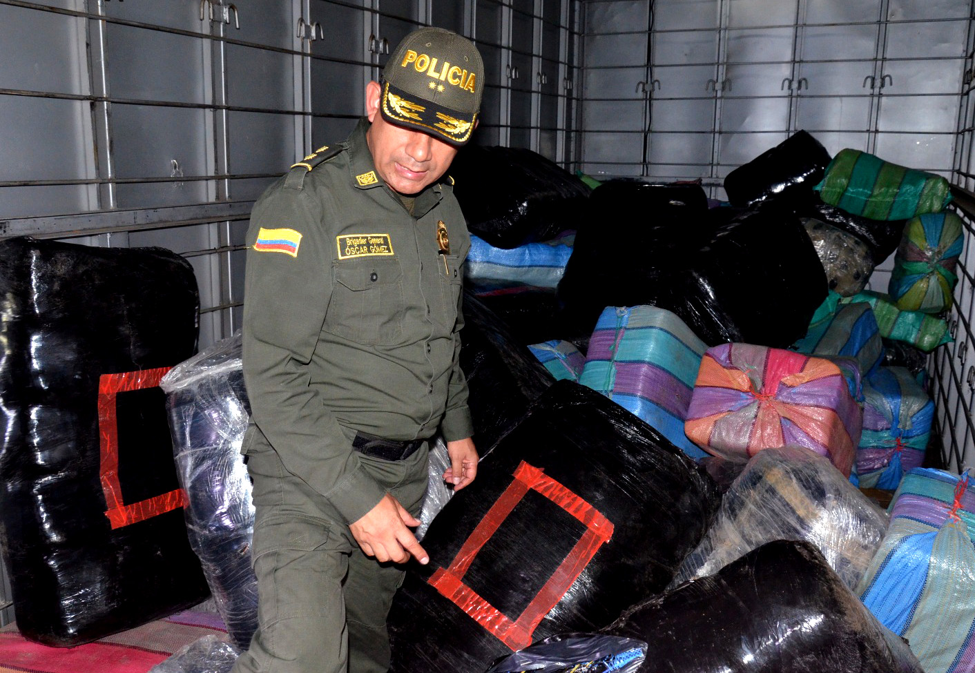 Policía se incauta de cerca de cuatro toneladas de marihuana en un parqueadero en la comuna nororiental