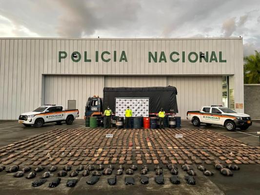 alucinógeno incautado-policías custodiando
