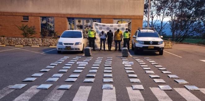 alucinógeno incautado-policías custodiando