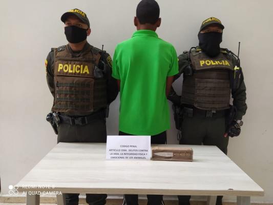 1 persona capturada-policías custodiando