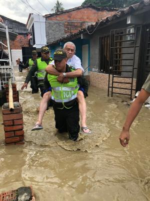 Policía de Cartago ayuda a damnificados de la ola invernal