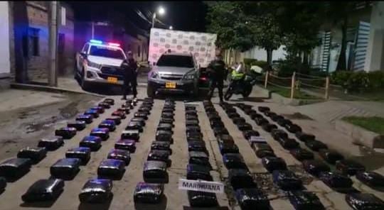 Alucinógeno incautado-policías custodiando