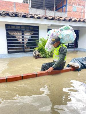 Policía de Cartago ayuda a damnificados de la ola invernal