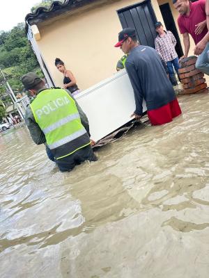 Policía de Cartago ayuda a damnificados de la ola invernal