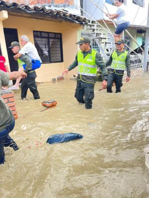 Policía de Cartago ayuda a damnificados de la ola invernal