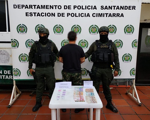 Camuflaba las sustancias estupefacientes en su gorra