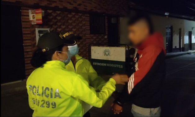 2 personas capturadas-policías custodiando-elementos incautados