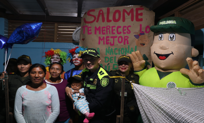 Los-Uniformados-Adscritos-al-Departamento-de-Policía-Vaupés,-alegran-el-día-de-una-menor-que-sufre-de-Hidrocefalia