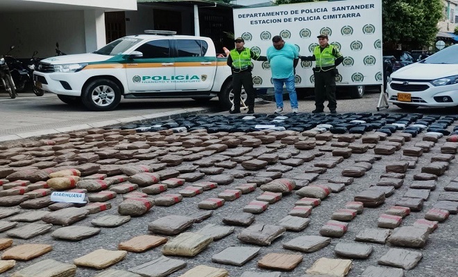 Droga incautada-persona capturada-policías custodiando