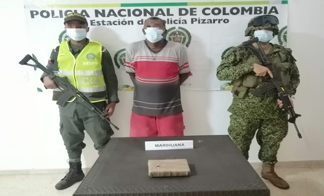 una persona capturada-policías custodiando-alucinógeno incautado