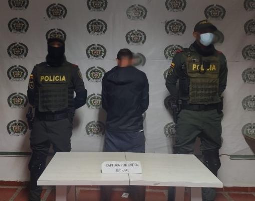 En puesto de control, capturamos a dos hombres solicitados por el delito de hurto calificado.