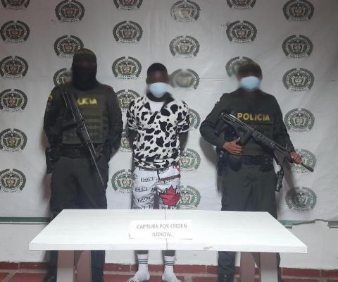 En puesto de control, capturamos a dos hombres solicitados por el delito de hurto calificado.