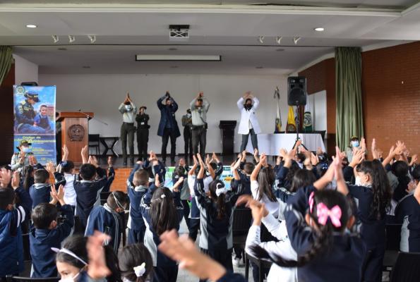 Policía jugando con niños y niñas