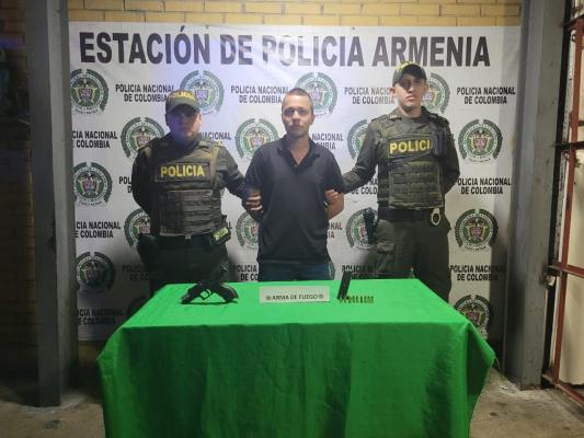 Hombre de 26 años es capturado con arma de fuego