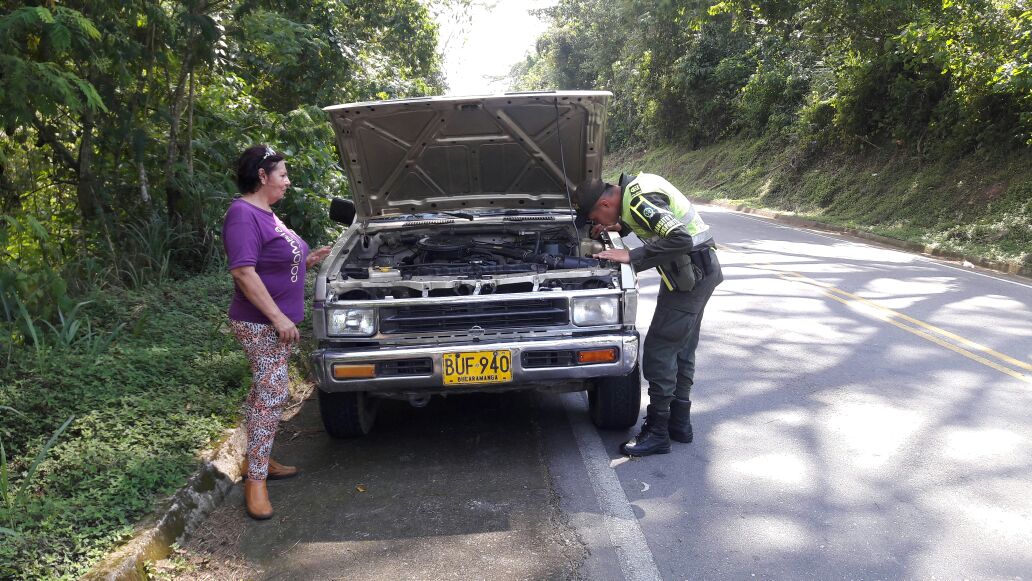 4 con bebidas calientes, la policía de transito busca evitar accidentes en las vías - Policía  Santander