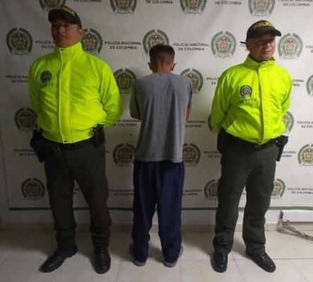 Persona capturada-policías custodiando