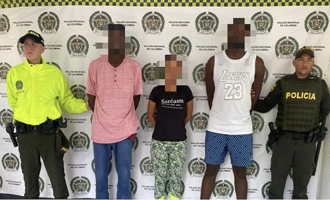 policía de investigación criminal y vigilancia comunitaria por cuadrantes con dos hombres y una mujer capturados